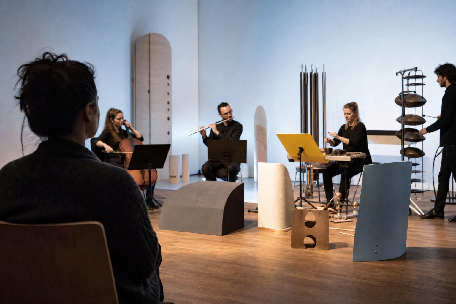 Kunstprent met potloodnotities en editieaanduiding op een werktafel